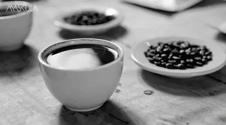 Ngopi Bikin Lo Susah Tidur? Mitos vs. Fakta tentang Kafein yang Harus Lo Tahu
